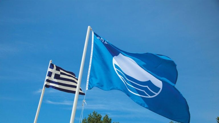 Δείτε από ποιες 10 κορυφαίες ελληνικές ακτές αφαιρέθηκαν οι «Γαλάζιες Σημαίες»!