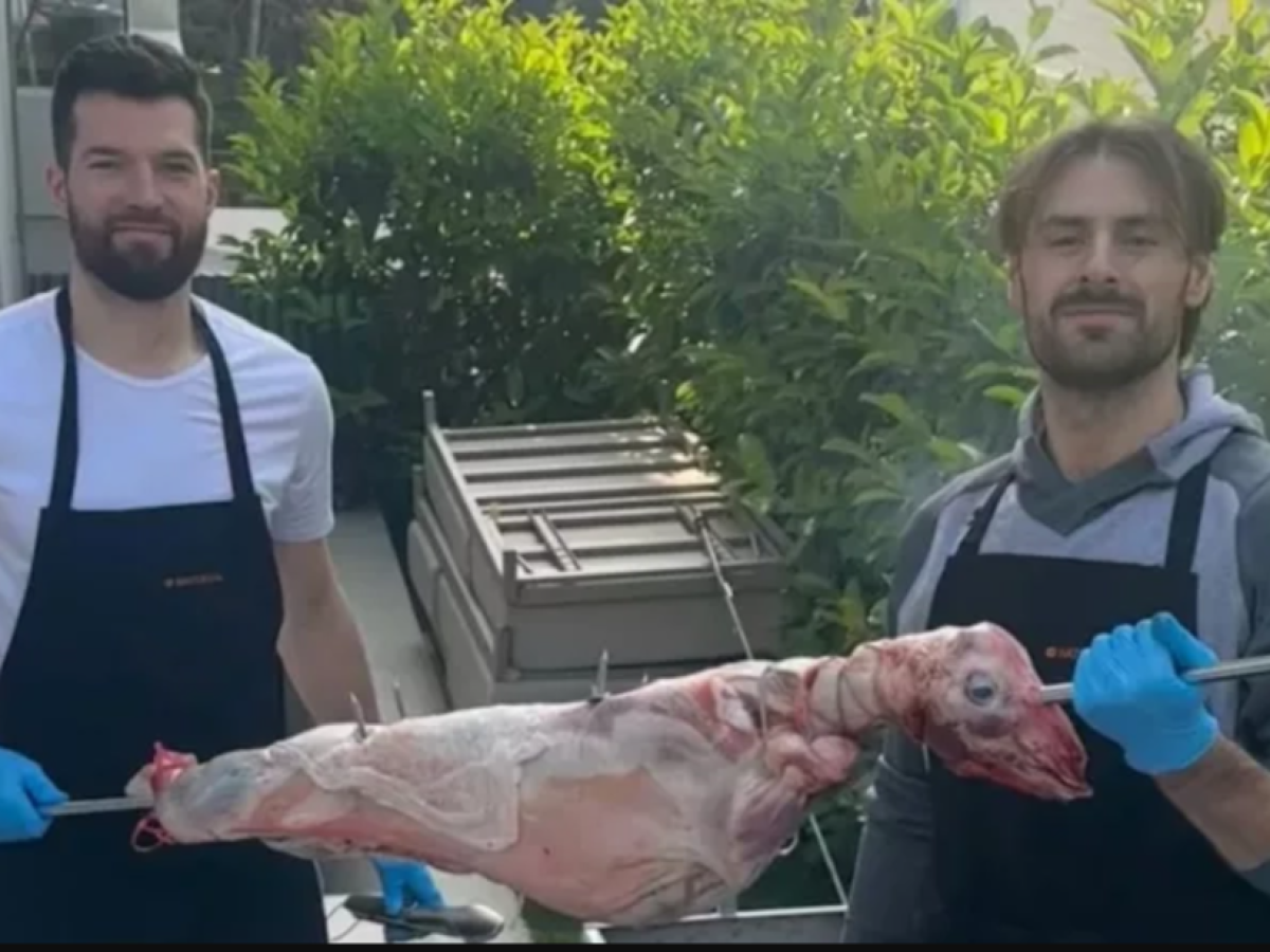 Τιμητική ελληνική υπηκοότητα πήρε ο Άλεκ Πίτερς μετά τη φωτογραφία που ανέβασε την Κυριακή του Πάσχα